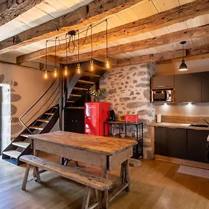 maison-typique-des-monts-du-cantal.hotels-rhonealpes.com/